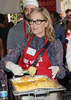 Maureen McCormick - Los Angeles Mission Thanksgiving Meal for the homeless in LA