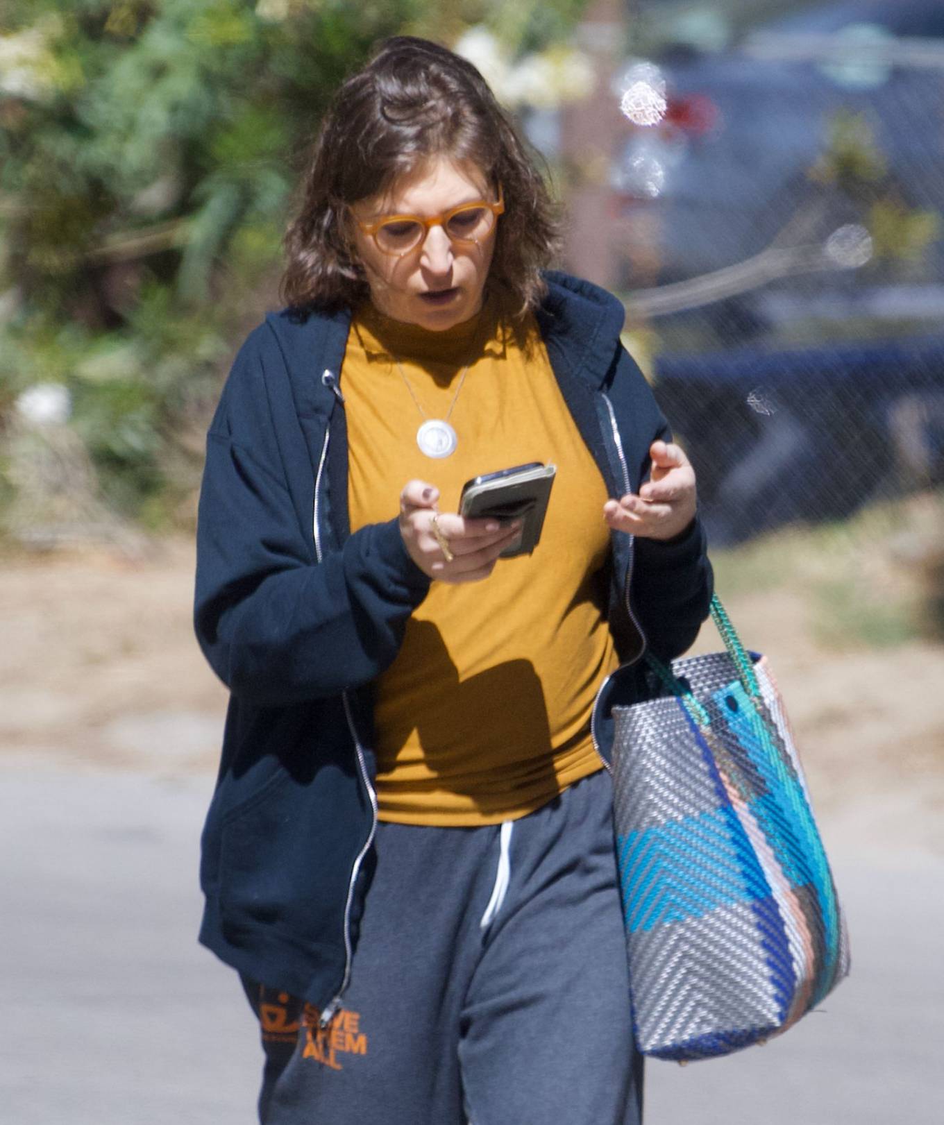 Mayim Bialik 2022 : Mayim Bialik – Seen on her phone in Los Angeles-01