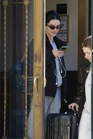 Meadow Walker - Checking out of her hotel in New York