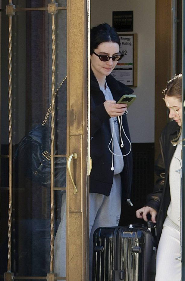 Meadow Walker - Checking out of her hotel in New York