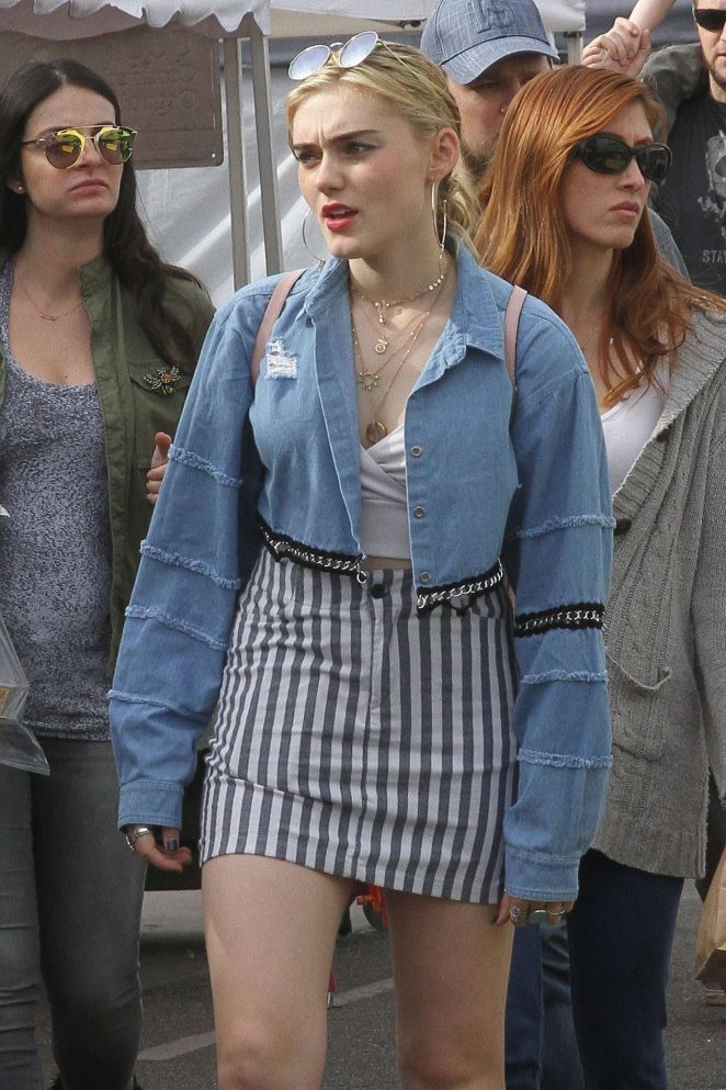 Meg Donnelly - Shopping at Farmers Market in Studio City