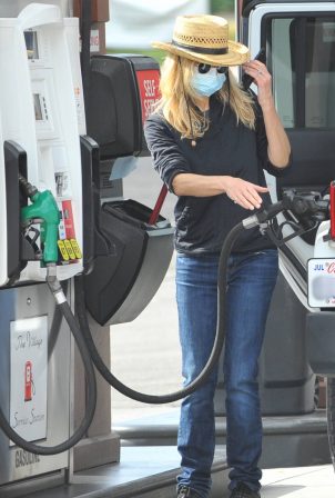 Meg Ryan - On a gas station in Los Angeles