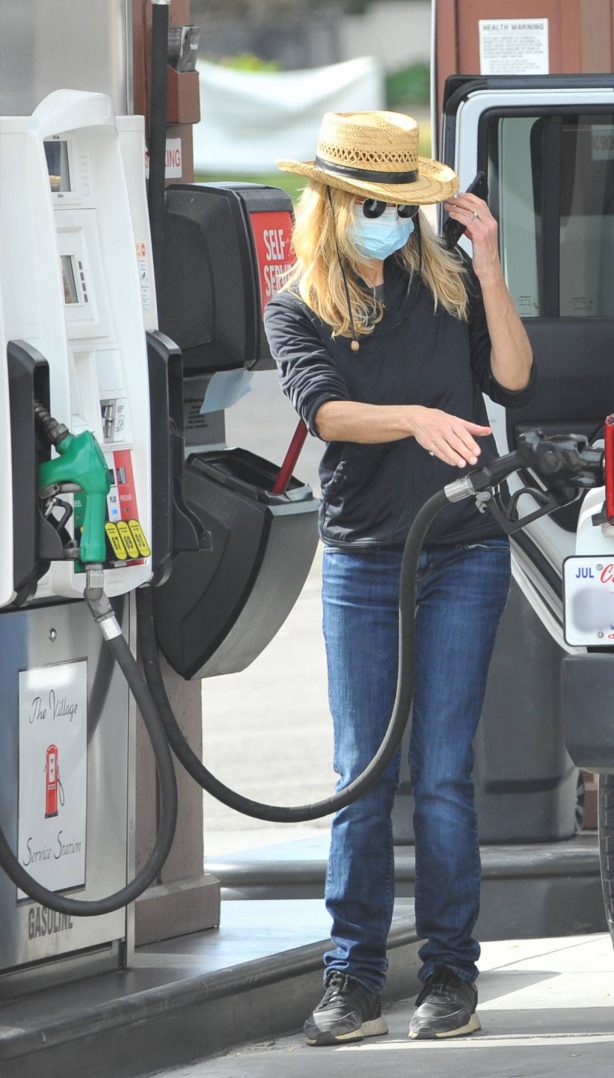Meg Ryan - On a gas station in Los Angeles