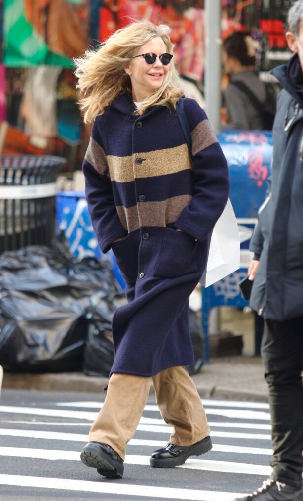Meg Ryan - Shopping during a cold windy in Manhattan’s Soho area