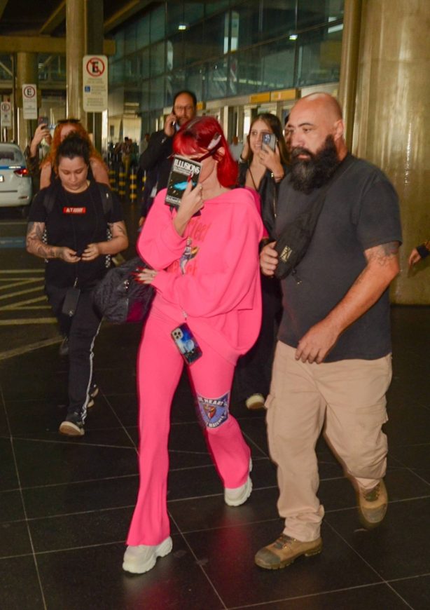 Megan Fox - With Machine Gun Kelly arrives in Guarulhos