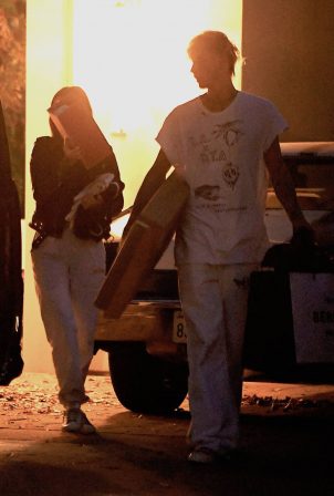 Megan Fox - With Machine Gun Kelly move in to her place together in Los Angeles
