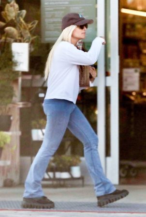 Melissa Cohen - Shopping at Whole Foods in Malibu