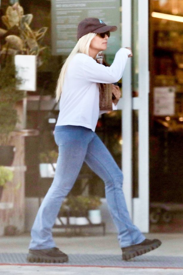 Melissa Cohen - Shopping at Whole Foods in Malibu