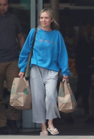 Melissa Cohen - Shopping candids at Whole Foods in Malibu