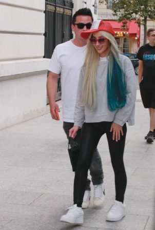 Melissa Reese - Arriving at her hotel in Paris