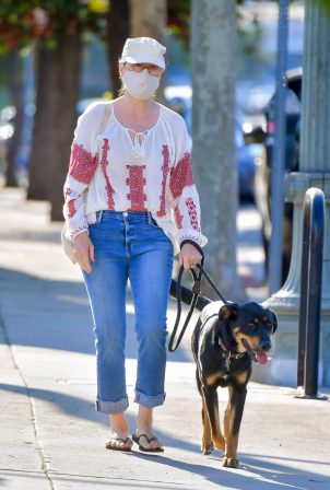 Meryl Streep - Dog walk in Santa Monica