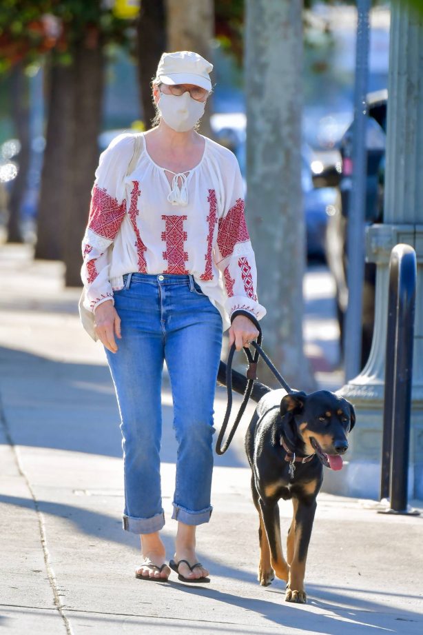 Meryl Streep - Dog walk in Santa Monica