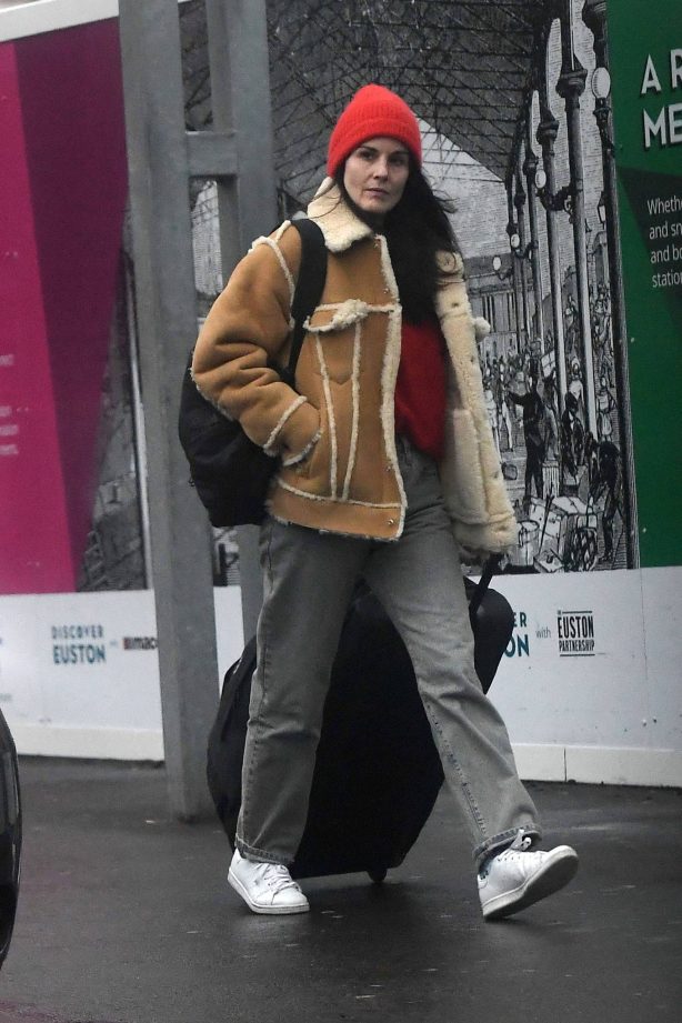 Michelle Dockery - Catches a train in Central London