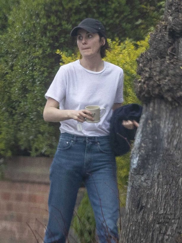 Michelle Dockery - Looks casual in North London