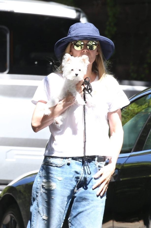 Michelle Pfeiffer - Heading to a friend's house in Brentwood