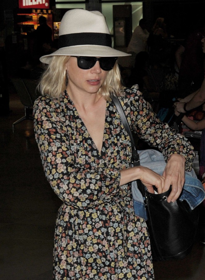 Michelle Williams - Charles de Gaulle Airport in France