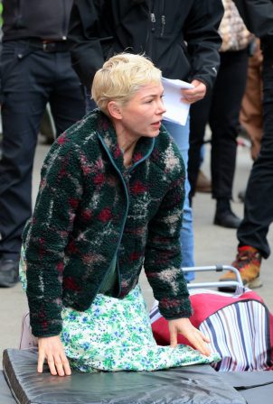 Michelle Williams - On the set of 'Dying for Sex' in Brooklyn