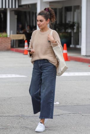 Mila Kunis - Seen after lunch at Beverly Glen Deli in Los Angeles