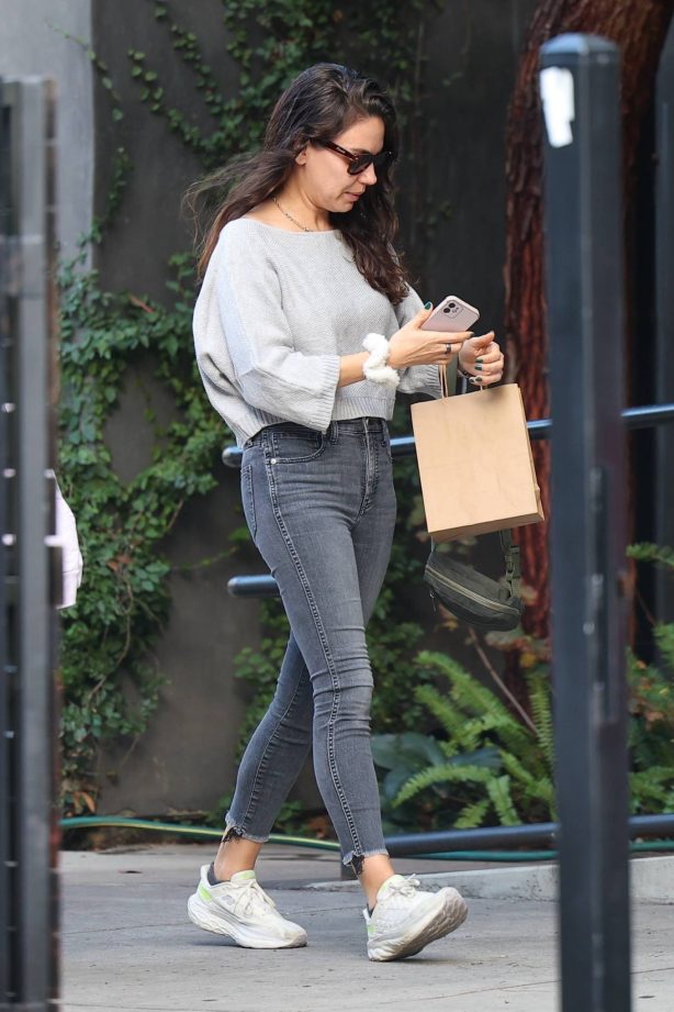 Mila Kunis - Seen at a hair salon in the last few days of 2023 in Los Angeles