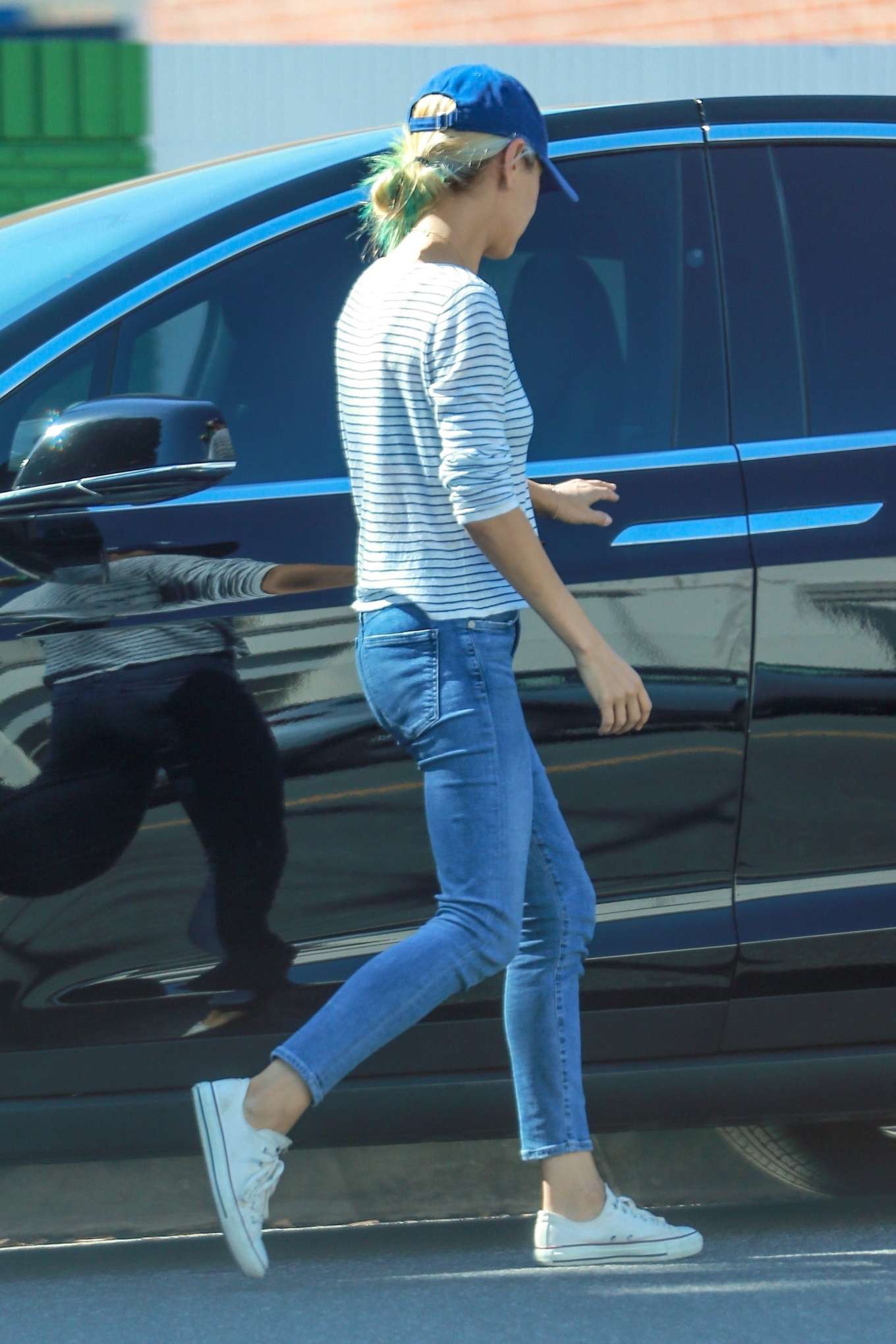 Mila Kunis Showing Her New Blonde Hair Color 17 Gotceleb