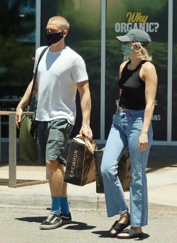 Miley Cyrus and boyfriend Cody Simpson - Shopping in Calabasas