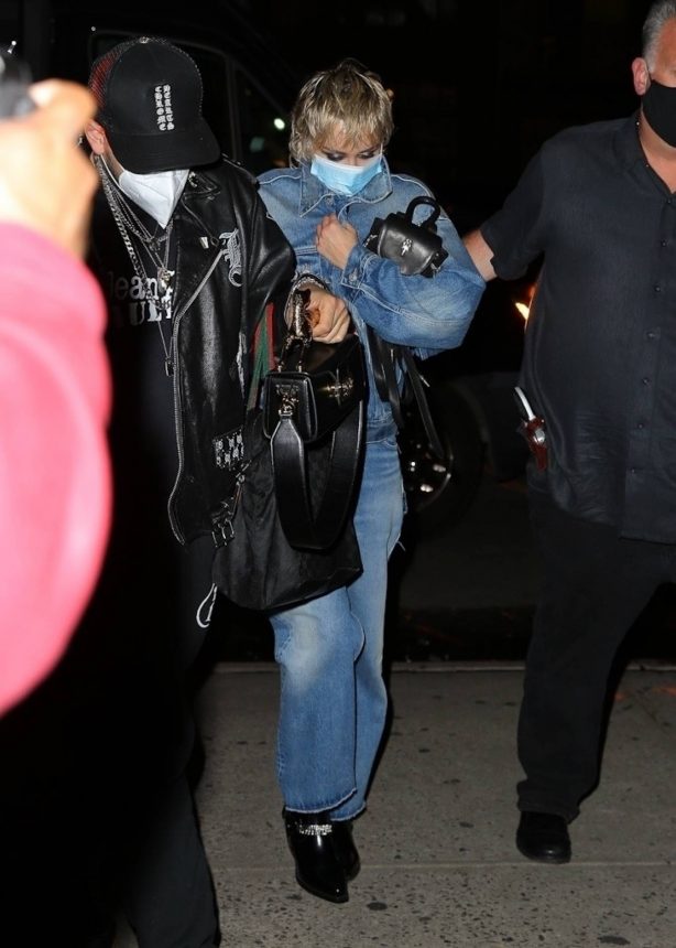 Miley Cyrus - Arriving at the Bowery in New York