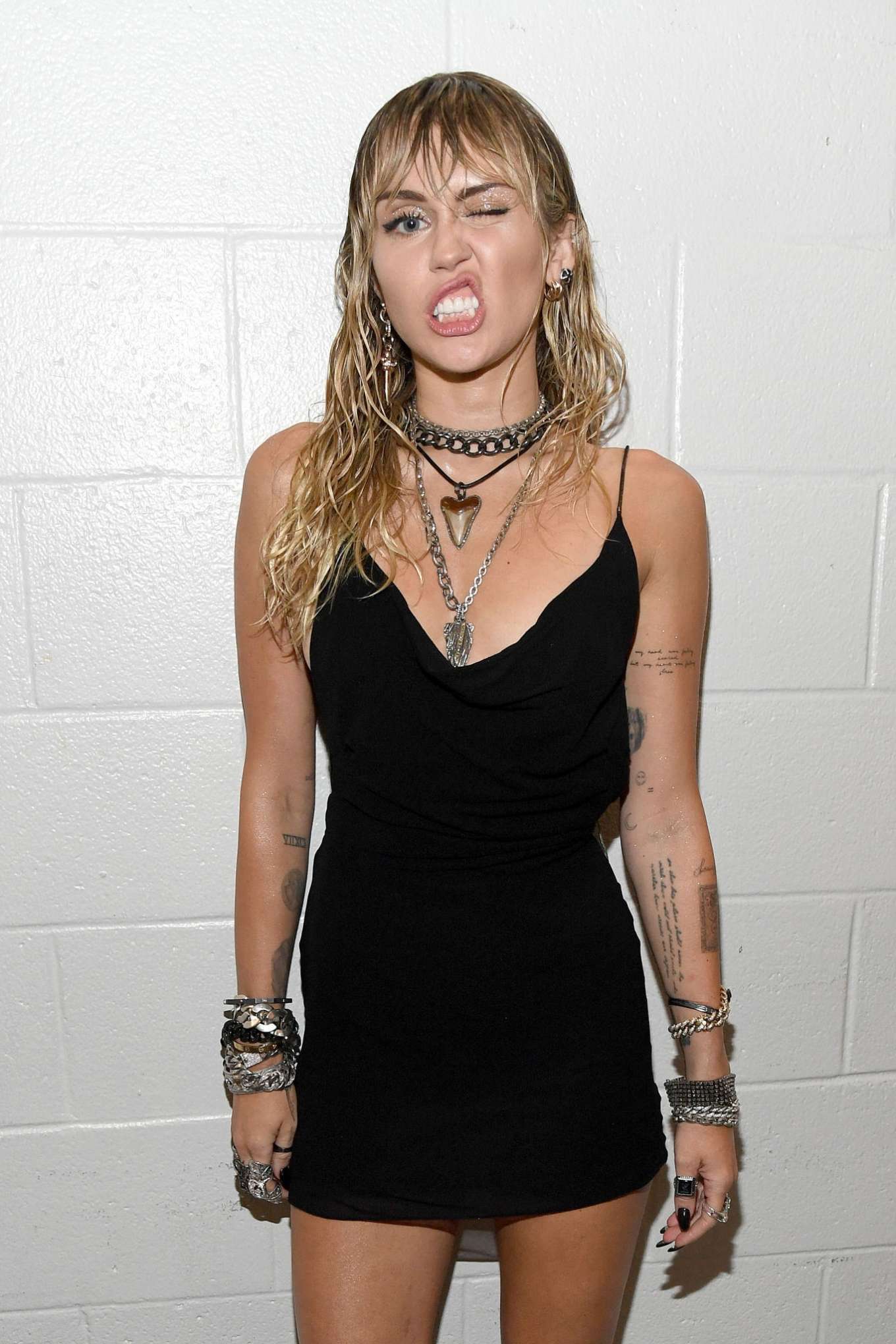 Miley Cyrus â€“ Backstage Photoshoot At The 2019 MTV Video Music Awards
