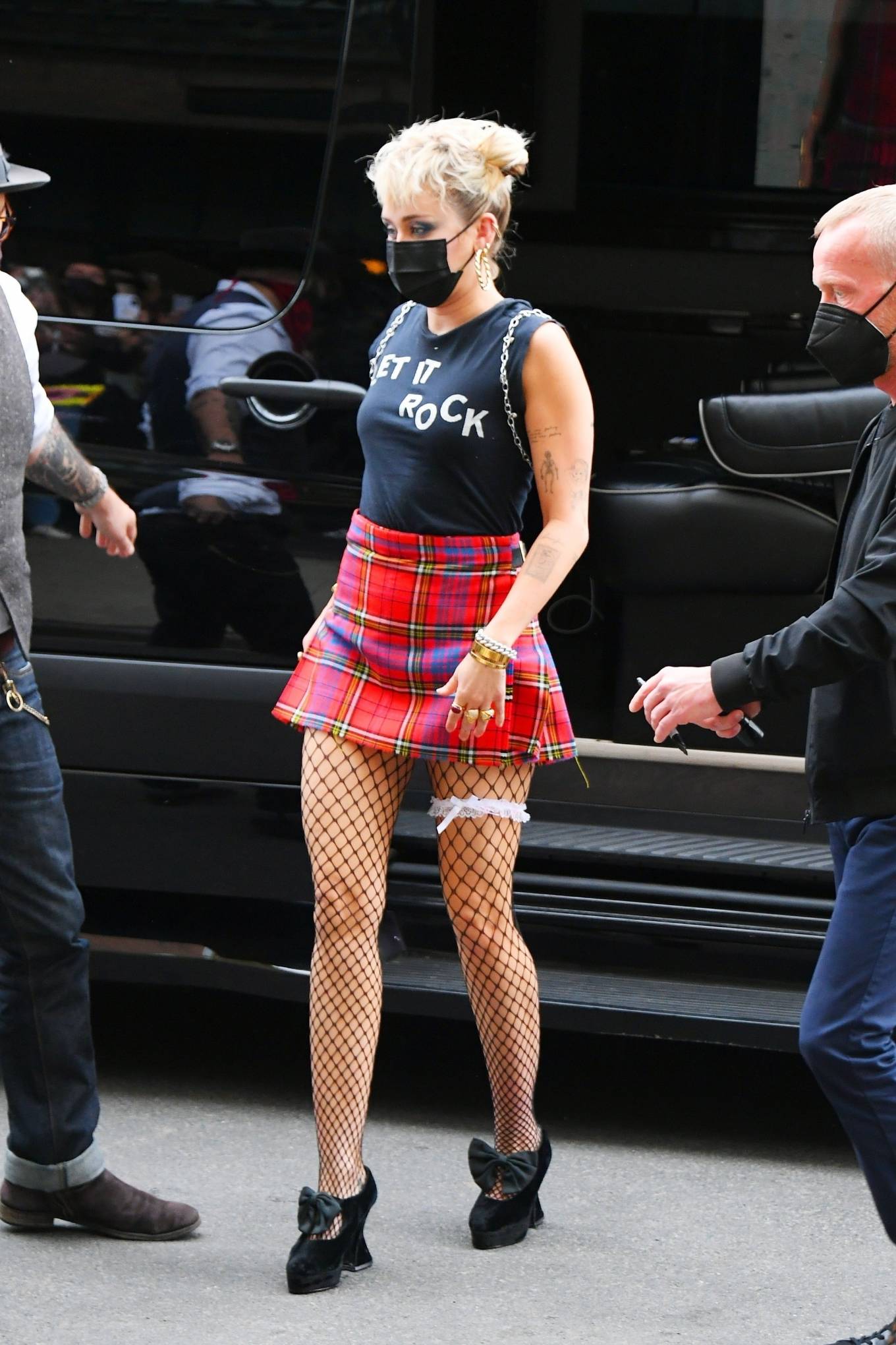 Miley Cyrus 2021 : Miley Cyrus – Dons punk rock style at her hotel in New York-05