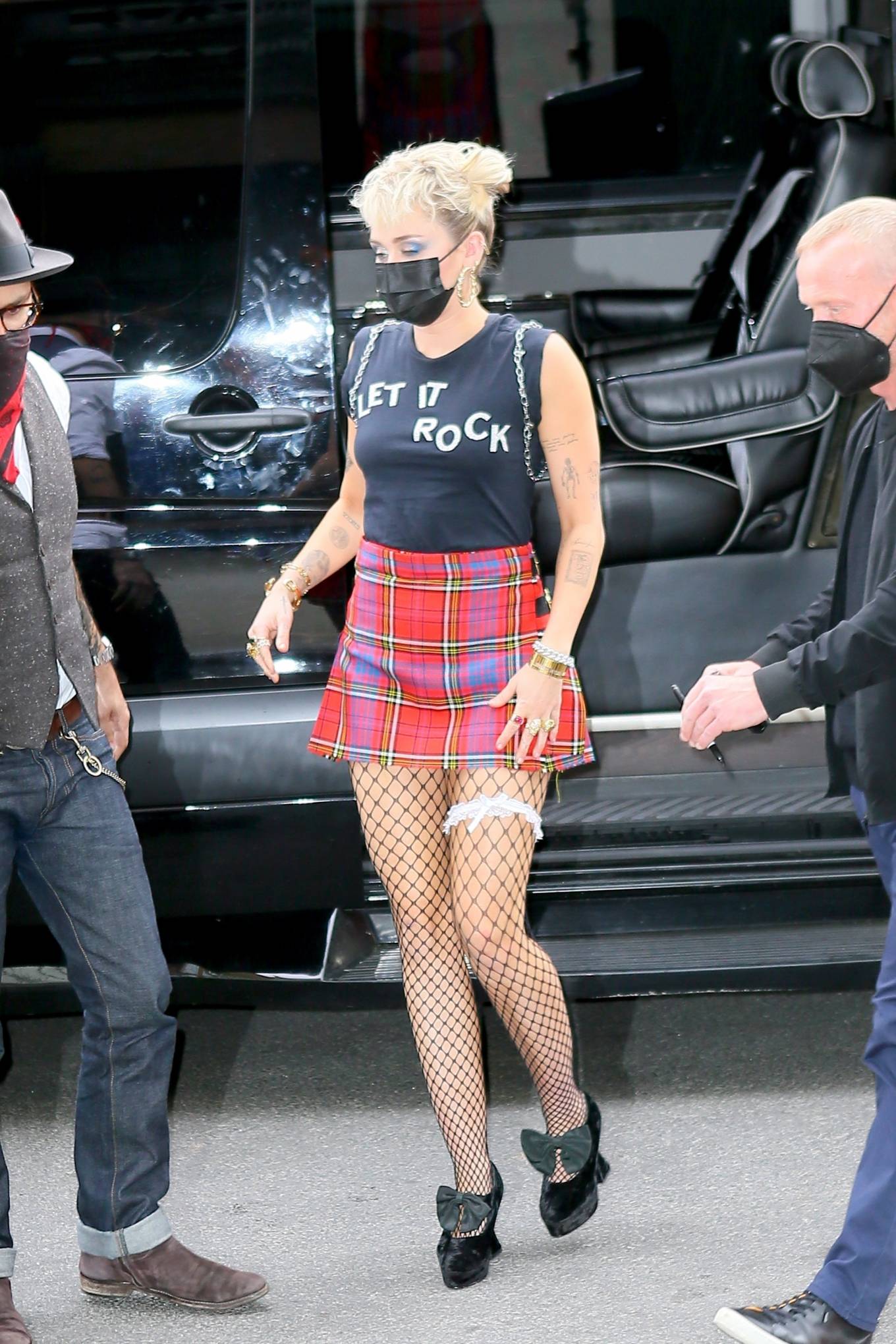 Miley Cyrus 2021 : Miley Cyrus – Dons punk rock style at her hotel in New York-07