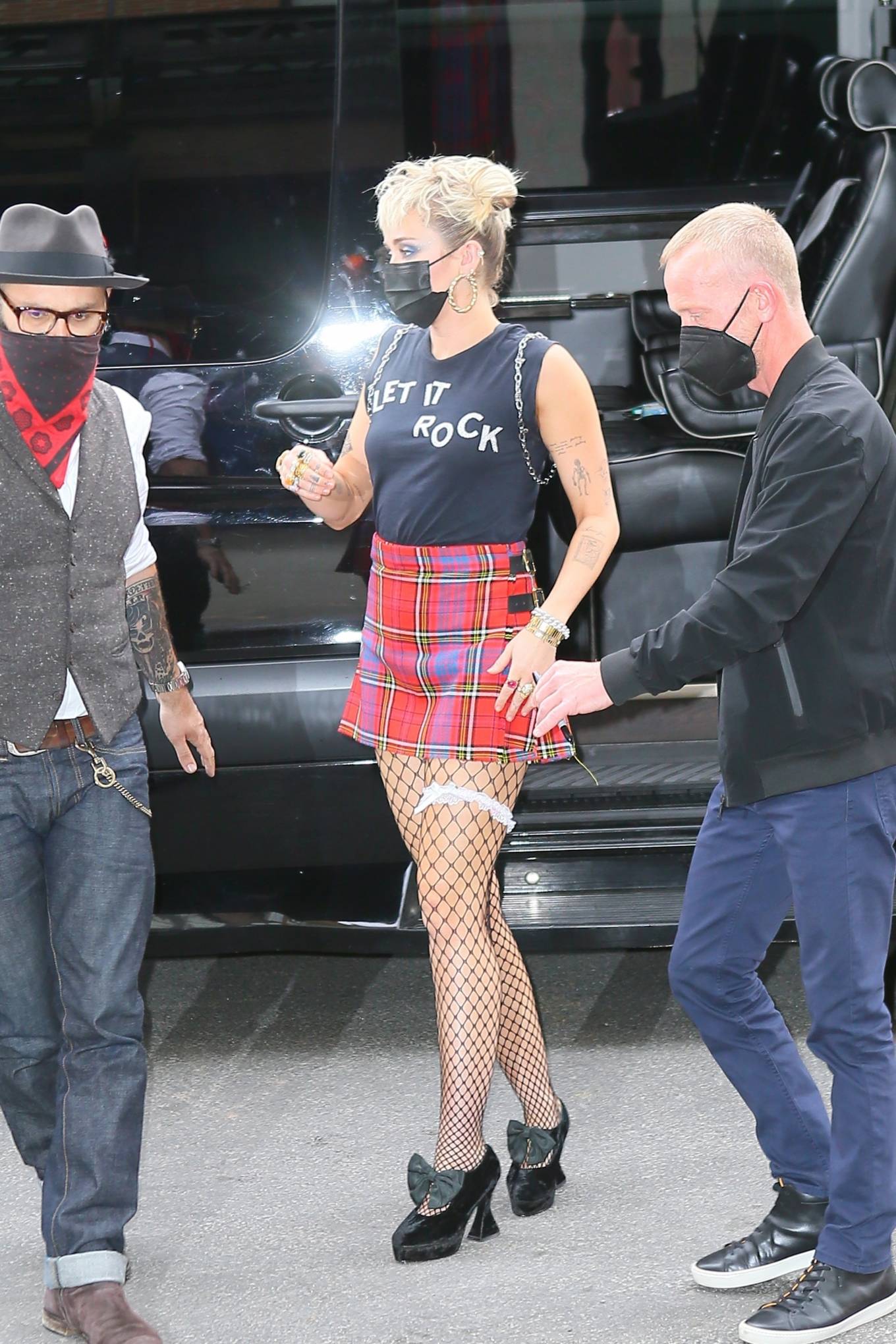 Miley Cyrus 2021 : Miley Cyrus – Dons punk rock style at her hotel in New York-12