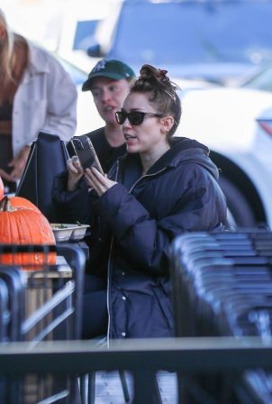 Miley Cyrus - Grabbing lunch at Erewhon with a mystery man in Stidio City