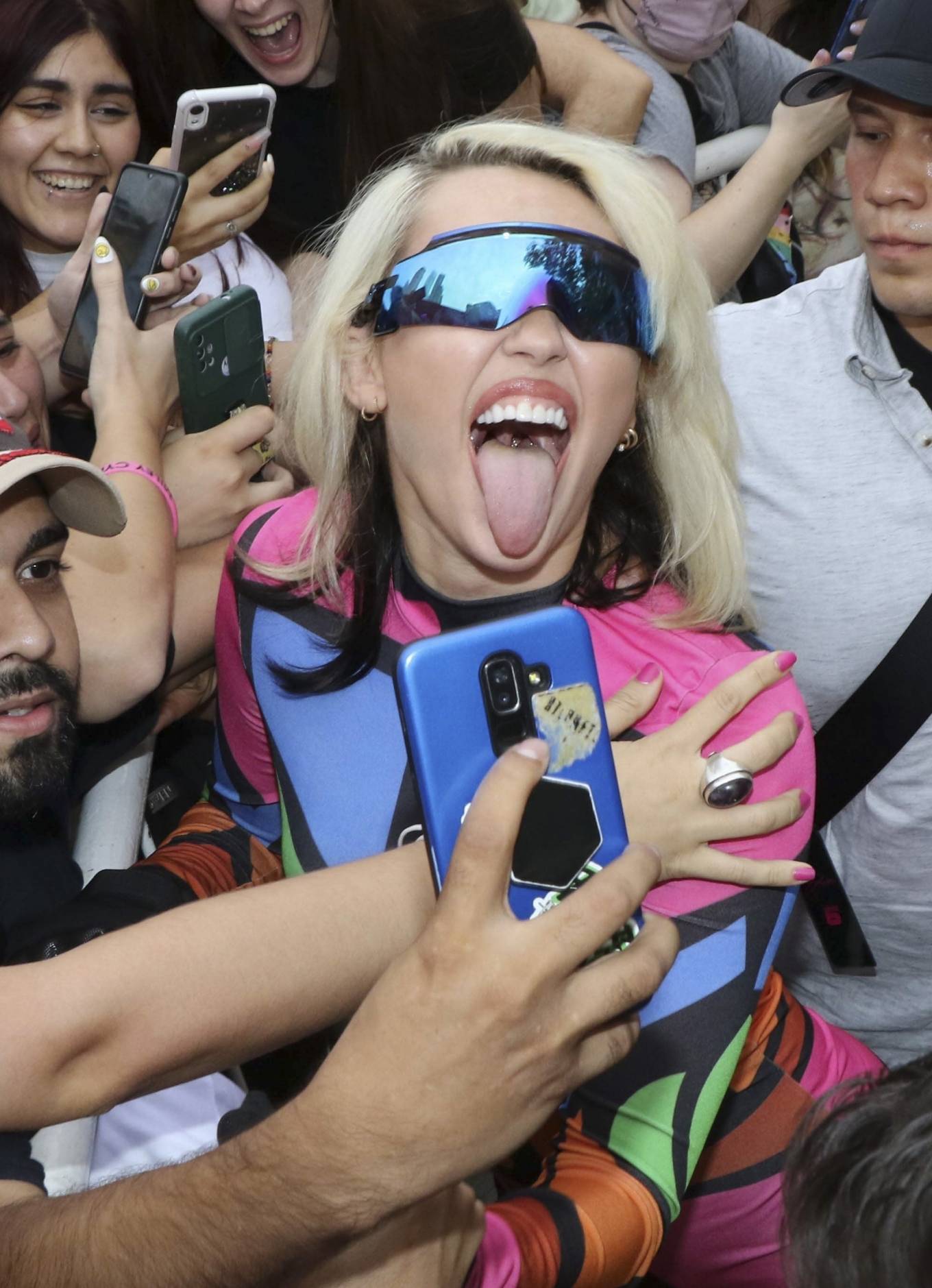 Miley Cyrus 2022 : Miley Cyrus – Greets her fans in Buenos Aires-06