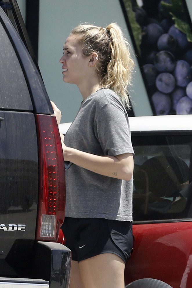 Miley Cyrus - Grocery shopping at a organic local store in Malibu