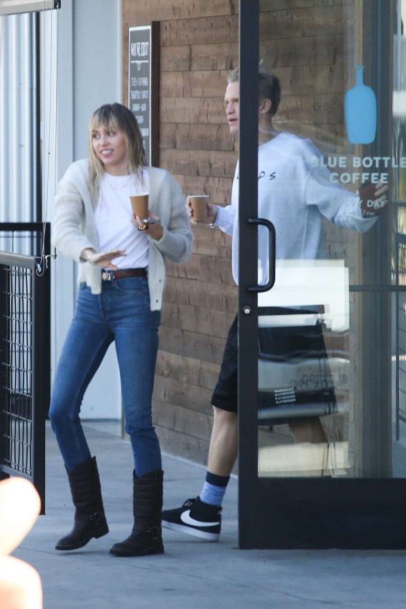 Miley Cyrus - Out for a coffee at Blue Bottle Coffee in Studio City