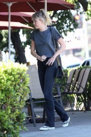 Miley Cyrus - Out for breakfast in Toluca Lake