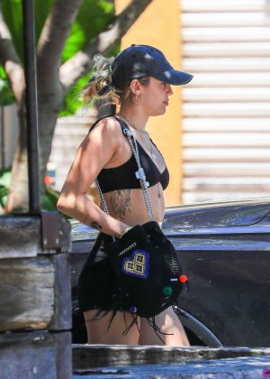 Miley Cyrus - Out for lunch in Byron Bay