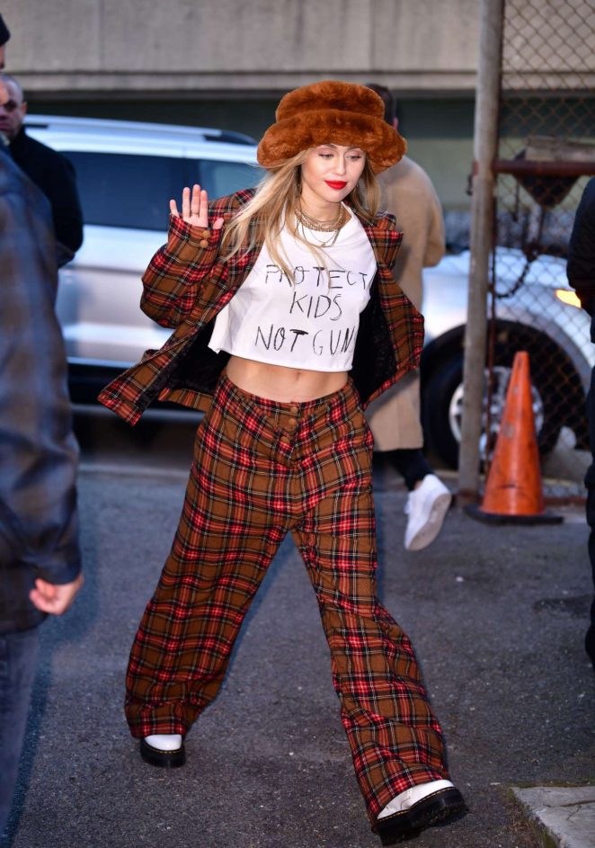 Miley Cyrus - Out in New Jersey