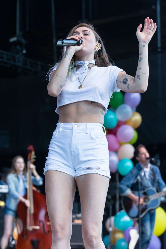 Miley Cyrus - Performing at 103.5 KTU's KTUphoria 2017 in Long Island