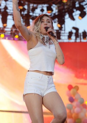 Miley Cyrus - Performs at 102.7 KIIS FM 2017 Wango Tango in Los Angeles
