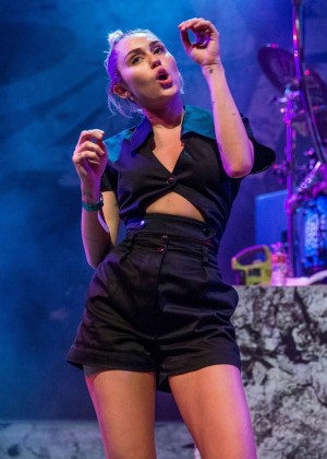 Miley Cyrus - Performs on Final show at House of Blues in LA