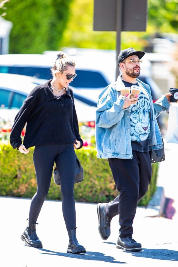 Miley Cyrus - Picked up a healthy lunch to-go from Sunlife Organic in Calabasas