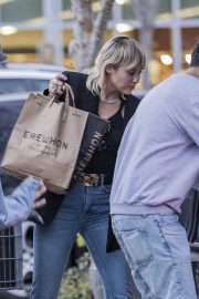 Miley Cyrus - Shopping at Erehwon Organic grocery store in Los Angeles
