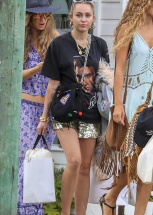 Miley Cyrus - Shopping in Byron Bay