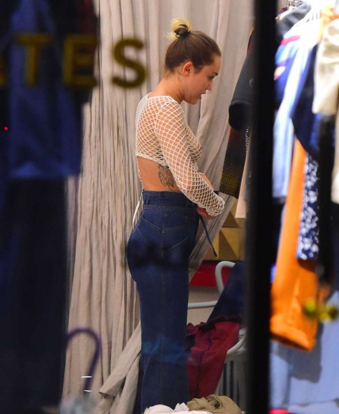 Miley Cyrus - Shopping in Soho