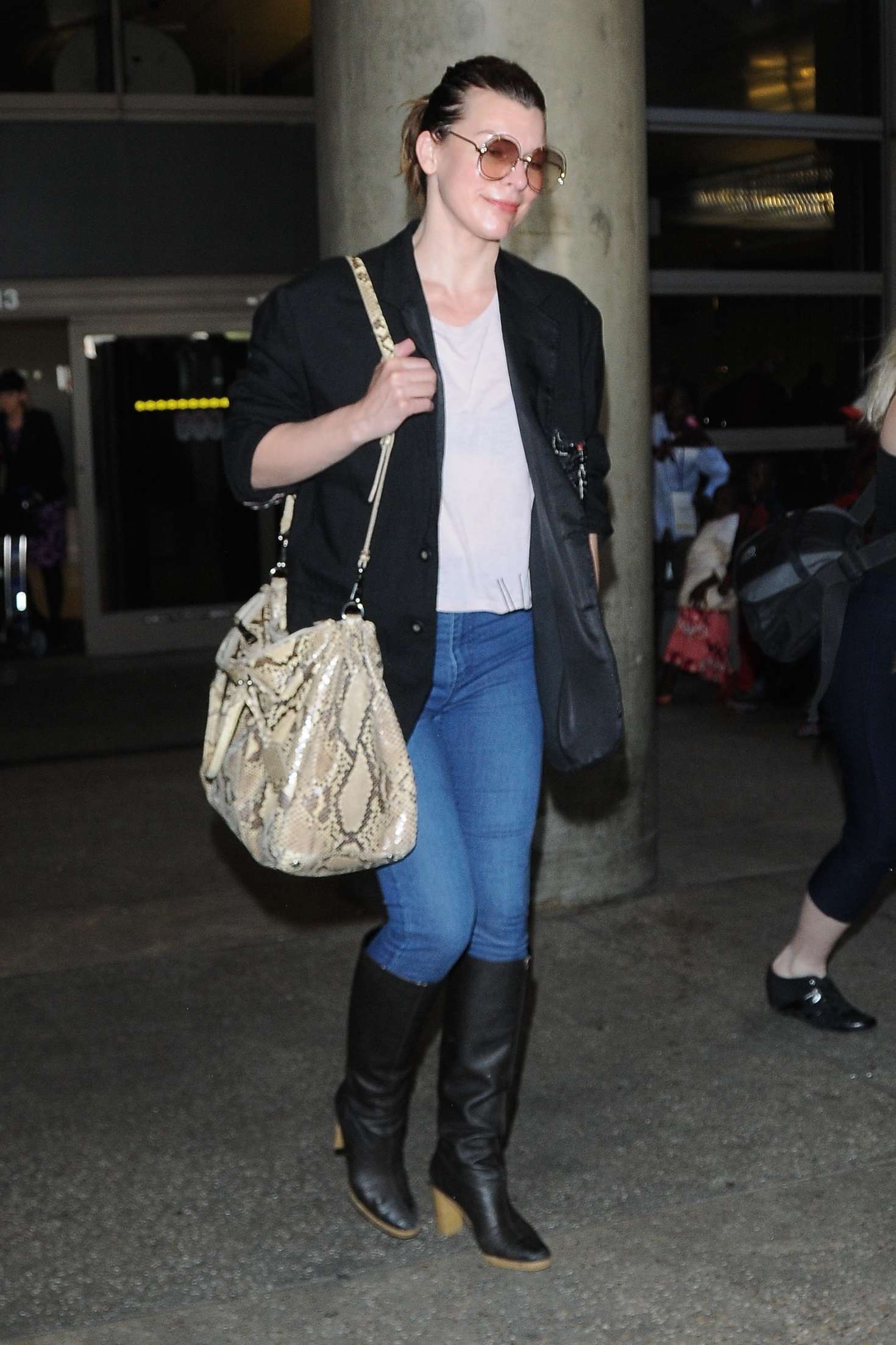 Milla Jovovich - Arrives to LAX Airport in Los Angeles