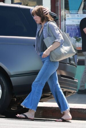 Milla Jovovich - Seen while out for lunch in Los Feliz