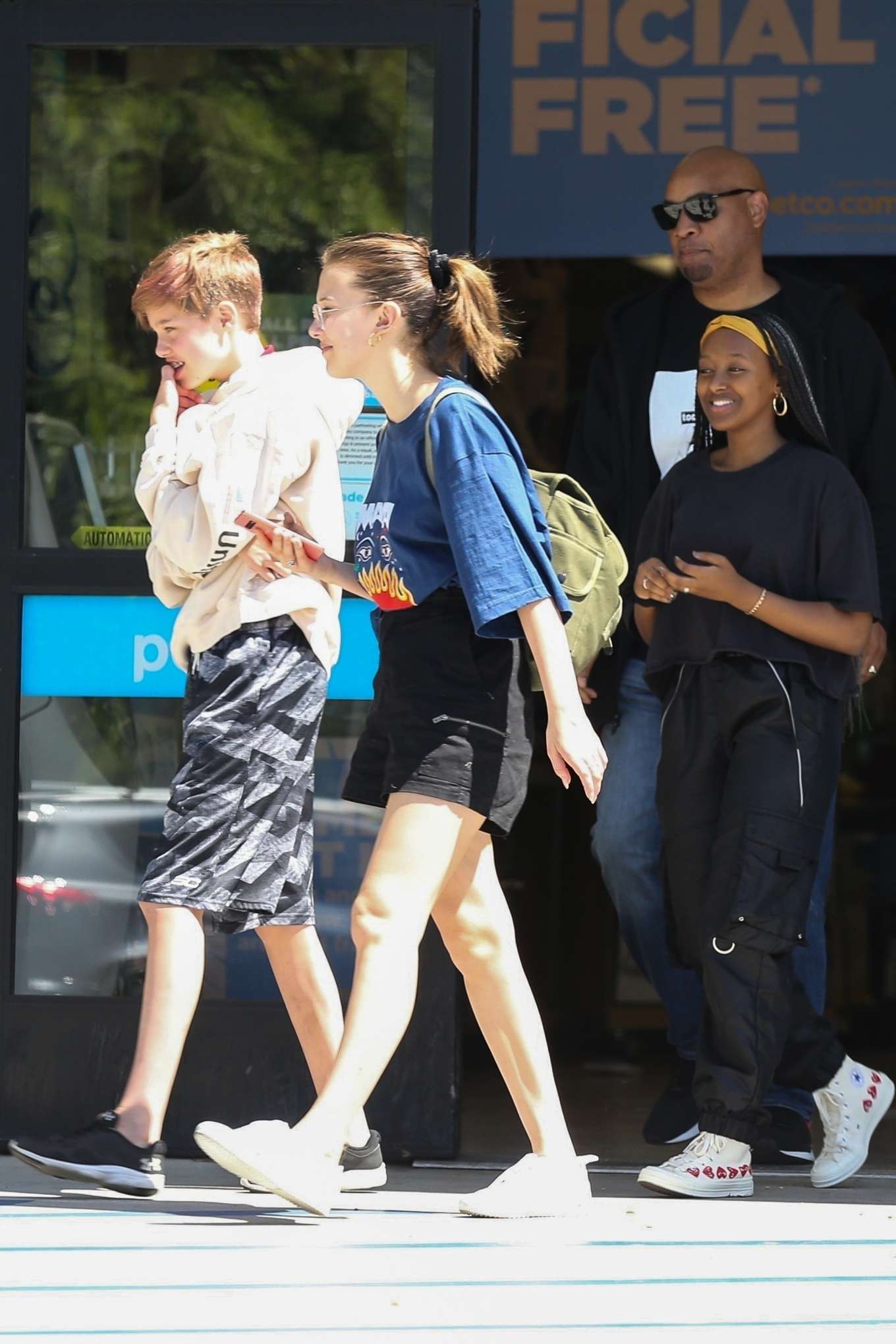 Millie Bobby Brown, Zahara and Shiloh Jolie-Pitt - Grab lunch together in Los Angeles ...1360 x 2040