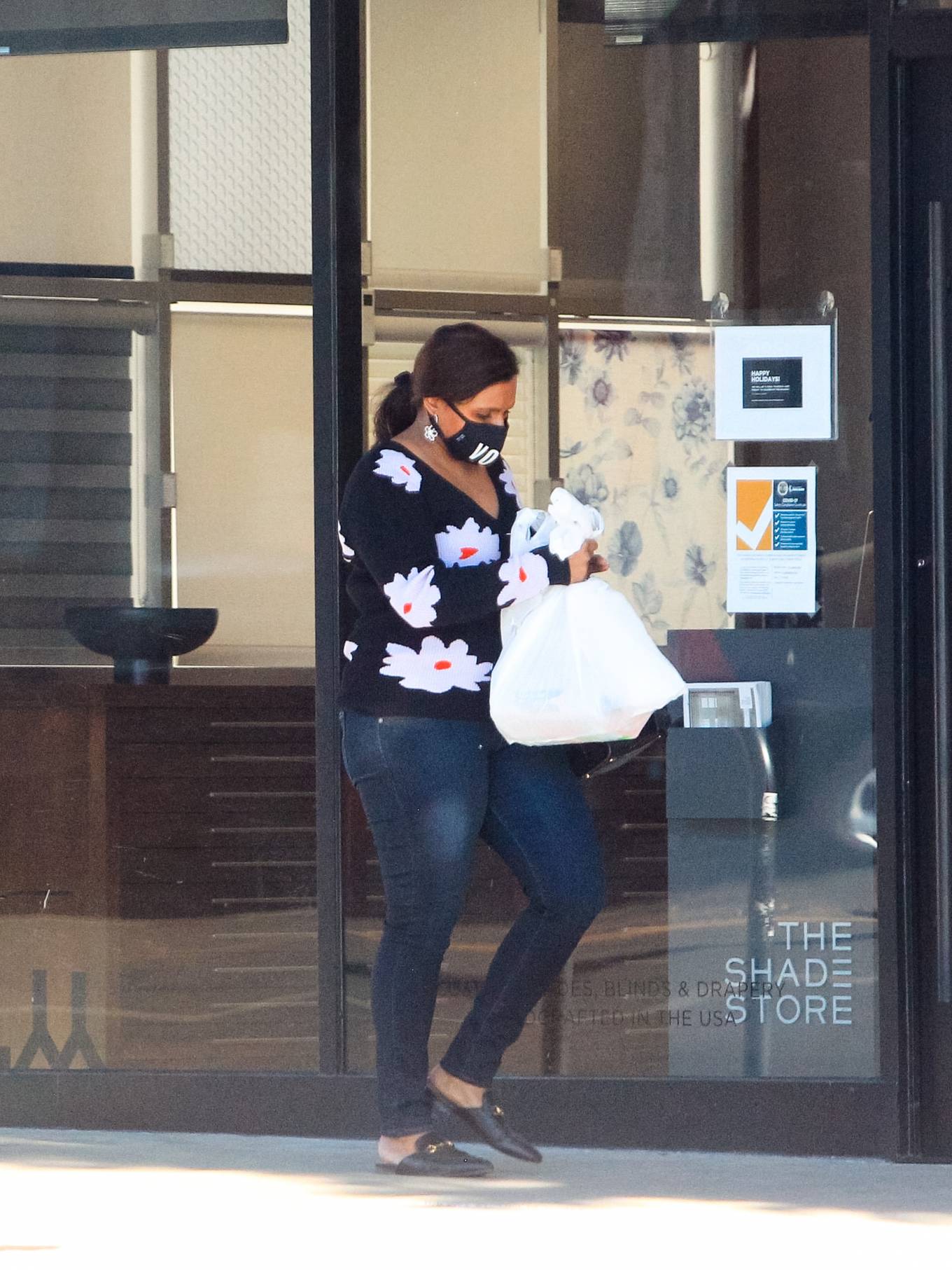 Mindy Kaling – Shopping on Christmas Day in West Hollywood
