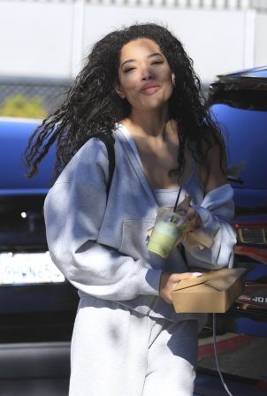 Ming Lee Simmons - Stepping out for a casual lunch at Jayde's Market in Los Angeles