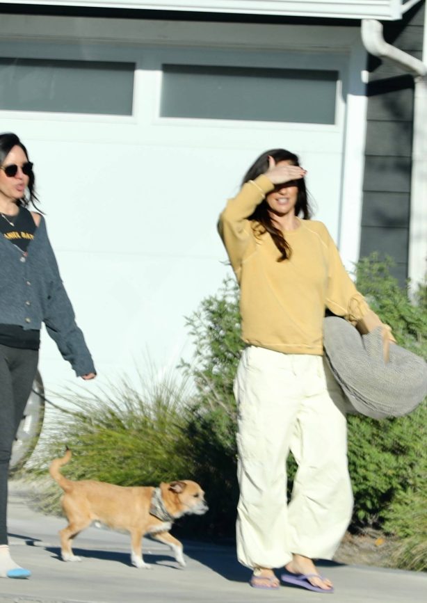 Minka Kelly - Picking up her dog from a friend's home in Los Angeles